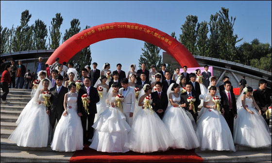  صورة رقم 2 - بالصور.. 21 زوجا صينيا يعقدون قرانهم في حفل زفاف جماعي!! 