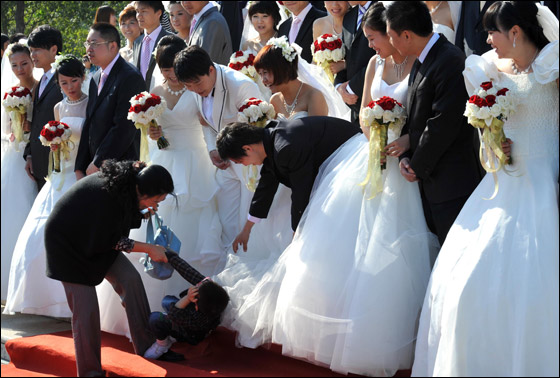  صورة رقم 6 - بالصور.. 21 زوجا صينيا يعقدون قرانهم في حفل زفاف جماعي!! 