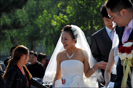  صورة رقم 3 - بالصور.. 21 زوجا صينيا يعقدون قرانهم في حفل زفاف جماعي!! 