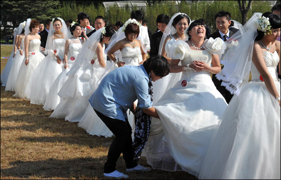  صورة رقم 5 - بالصور.. 21 زوجا صينيا يعقدون قرانهم في حفل زفاف جماعي!! 