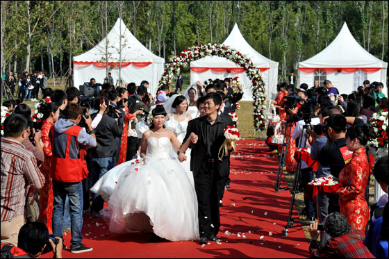  صورة رقم 4 - بالصور.. 21 زوجا صينيا يعقدون قرانهم في حفل زفاف جماعي!! 