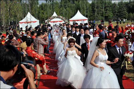  صورة رقم 7 - بالصور.. 21 زوجا صينيا يعقدون قرانهم في حفل زفاف جماعي!! 