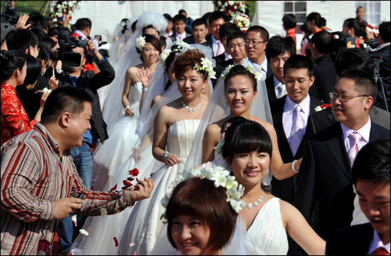  صورة رقم 14 - بالصور.. 21 زوجا صينيا يعقدون قرانهم في حفل زفاف جماعي!! 