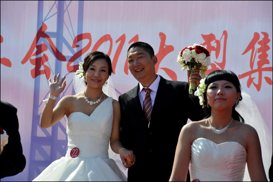  صورة رقم 10 - بالصور.. 21 زوجا صينيا يعقدون قرانهم في حفل زفاف جماعي!! 