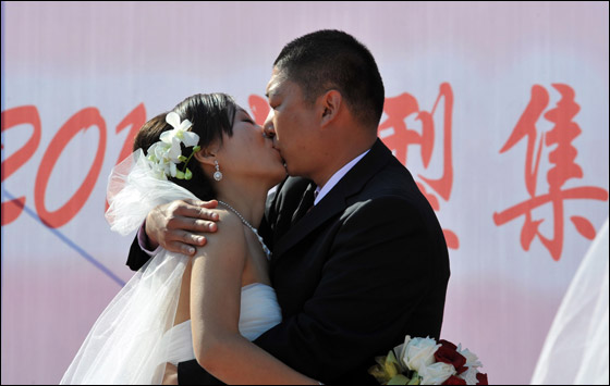  صورة رقم 8 - بالصور.. 21 زوجا صينيا يعقدون قرانهم في حفل زفاف جماعي!! 