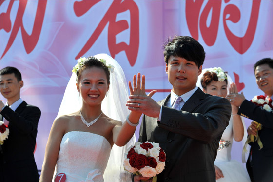  صورة رقم 9 - بالصور.. 21 زوجا صينيا يعقدون قرانهم في حفل زفاف جماعي!! 