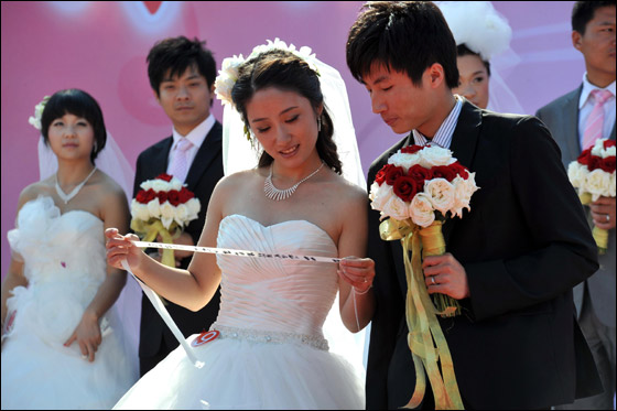  صورة رقم 15 - بالصور.. 21 زوجا صينيا يعقدون قرانهم في حفل زفاف جماعي!! 