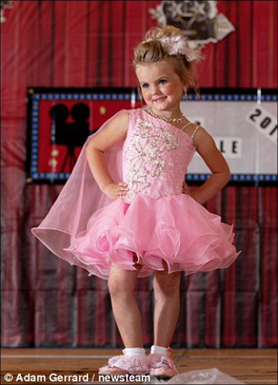  صورة رقم 2 - طفلة تبلغ 20 شهرا تشارك في مسابقة جمال الأطفال 2012!! 