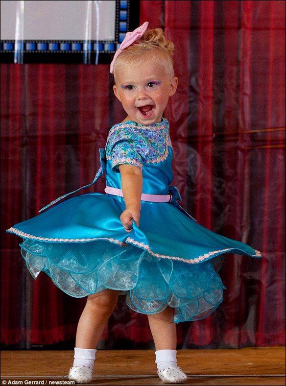  صورة رقم 8 - طفلة تبلغ 20 شهرا تشارك في مسابقة جمال الأطفال 2012!! 