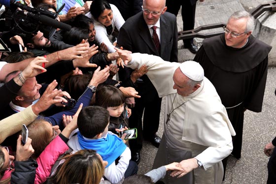 نتيجة بحث الصور عن البابا فرانسيس يلتقي نساء من ضحايا الغتصاب