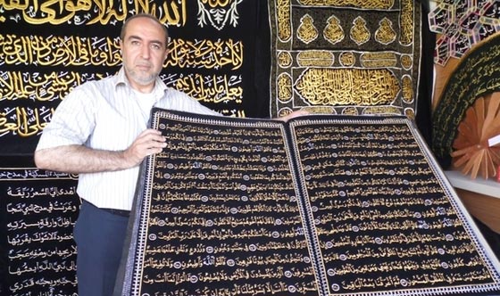  صورة رقم 1 - خطاط سوري يحيك القرآن الكريم بحروف من ذهب على القماش