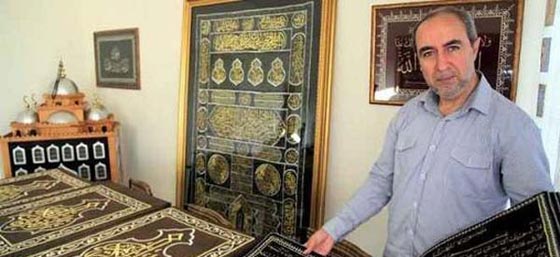  صورة رقم 4 - خطاط سوري يحيك القرآن الكريم بحروف من ذهب على القماش
