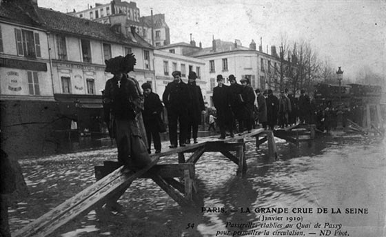  صورة رقم 1 -  فيضانات باريس تعيد الى الذاكرة غرق المدينة شهرا كاملا عام 1910
