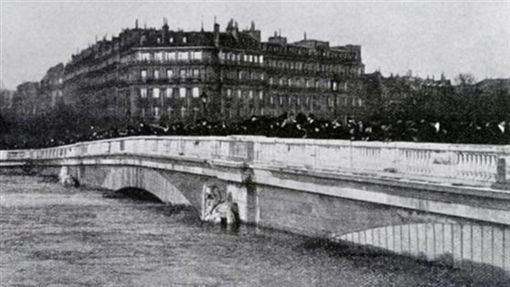  صورة رقم 2 -  فيضانات باريس تعيد الى الذاكرة غرق المدينة شهرا كاملا عام 1910